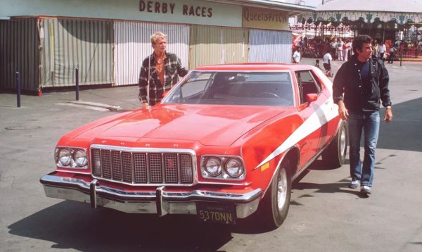 Ford Gran Torino, със своите характерни бели векторни ивици и 351 Windsor V8 двигател, е също толкова голяма звезда в сериала от края на 70-те, колкото и основните детективи, борещи се с престъпността, изиграни от Пол Майкъл Глейзър и Дейвид Соул. Но отношенията между тримата са измъчени в най-добрия случай. Глейзър мрази Torino заради лошото му управление: &bdquo;Заклех се тайно на Дейвид, че ще направя всичко по силите си, за да унищожа тази кола&ldquo;, споделя той по време на интервю през 1999 г. Соул вероятно не е спорил по въпроса &ndash; той често търпи контузии по време на сцени с преследване, поради хлъзгавото винилово покритие на предните седалки, проблем, който по-късно е отстранен.

През сериала минават общо 10 броя Gran Torino, като в крайна сметка Ford изгражда 1100 &bdquo;Tomato&ldquo; &ndash; реплика на автомобила за продажба, задвижван със същия V8 двигател. Когато сериалът приключва въпросният автомобил намира друг път към изява &ndash; появява се в пилотния епизод на The Dukes of Hazzard през 1979 г.
